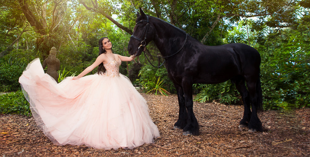 Quinceanera Photo Shoot with a Horse | SAMARIA MARTIN 